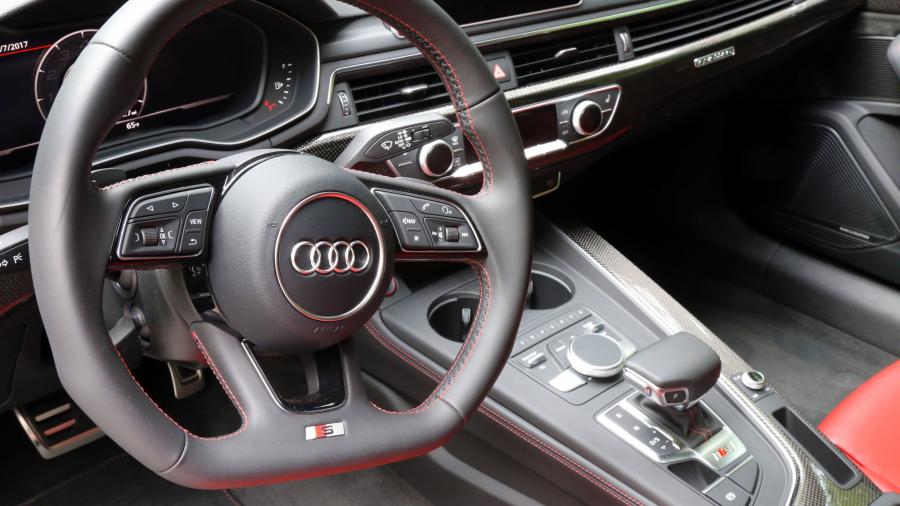 Детали интерьера Audi S5 Coupe 2017 года  (NA) (фото 39 из 62)